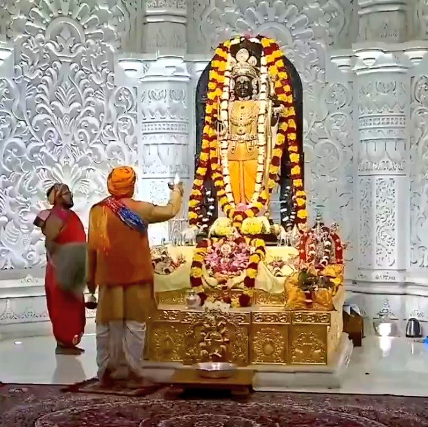 राम नाम रति राम गति, राम नाम बिस्वास। 
सुमिरत सुभ मंगल कुसल, दुहुँ दिस तुलसीदास॥ 
           
                  जय श्री राम🚩🙏💥