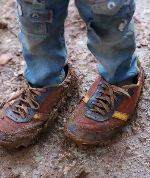 These are the shoes of the children of the Syrian camps 💔 Please help donate to the displaced children and families in Syria! Donate gofundme.com/f/help-refugee…