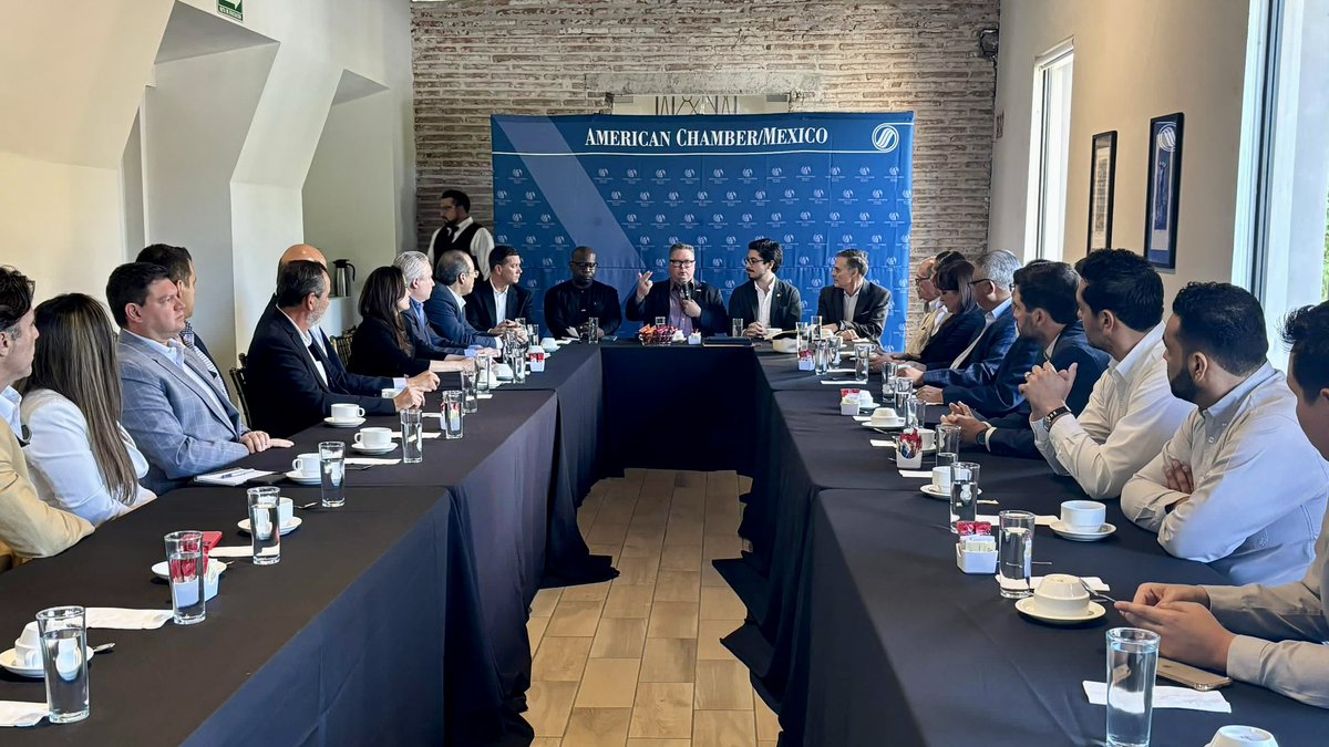 AmChamMexico's tweet photo. #ExtendOurReach | Junto al Cónsul Matthew P. Roth, @USConsuladoHer y @cbonillasd de @SelectUSA, llevamos a cabo el primer #MeetTheConsulate #AmCham en la región #Noroeste.
¡Seguimos ampliando nuestros horizontes y creando oportunidades para la comunidad empresarial! 📍👏 https://t.co/UKoQhSUCqg