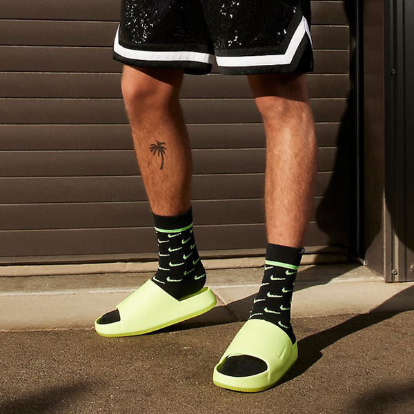 KicksDeals's tweet photo. Nike Calm Slides are available for $40 each + FREE shipping if order is $50 or more. 🏷️ Use #promotion code SPRING at checkout.

Black -> https://t.co/DcFlLXgdEX

Volt -> https://t.co/VU7BR2YSCB https://t.co/Z6cyXlCzK2
