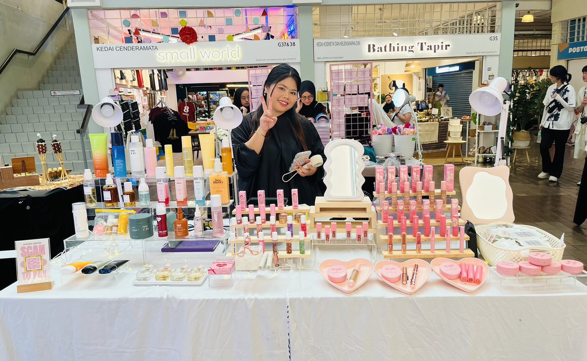 WE ARE HEREEE🥳

Anyone nak try swatch or test smell some local products yang tengah hype sekarang boleh la singgah ! 

📍Pasar Seni (10AM-10PM)