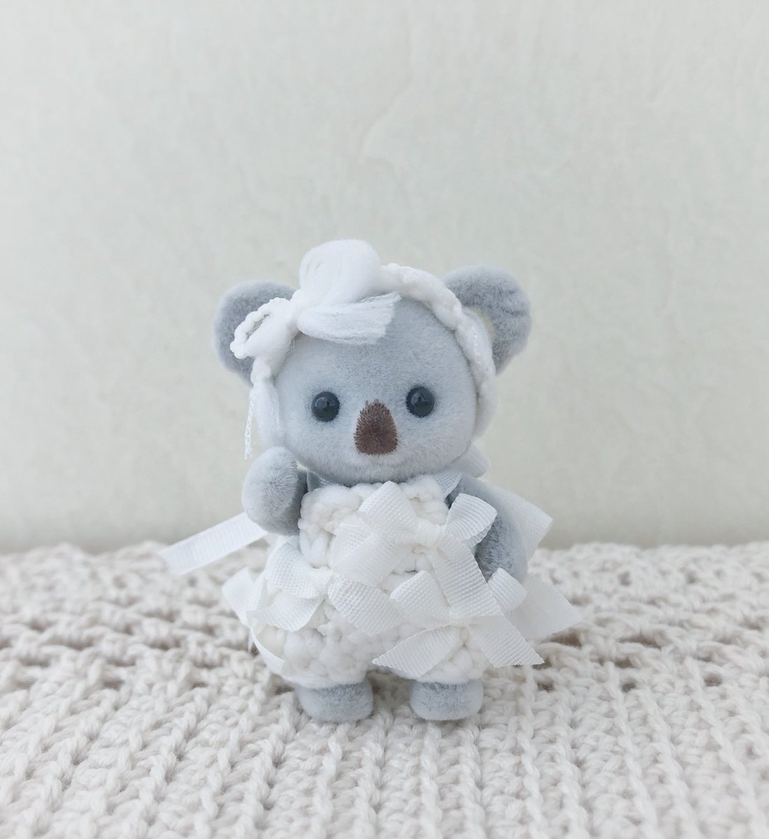 p_kinokoara's tweet photo. リボンにまみれる🐨
ファンシーヤーンで思うがままに編んでみた https://t.co/4WIxGTztQH