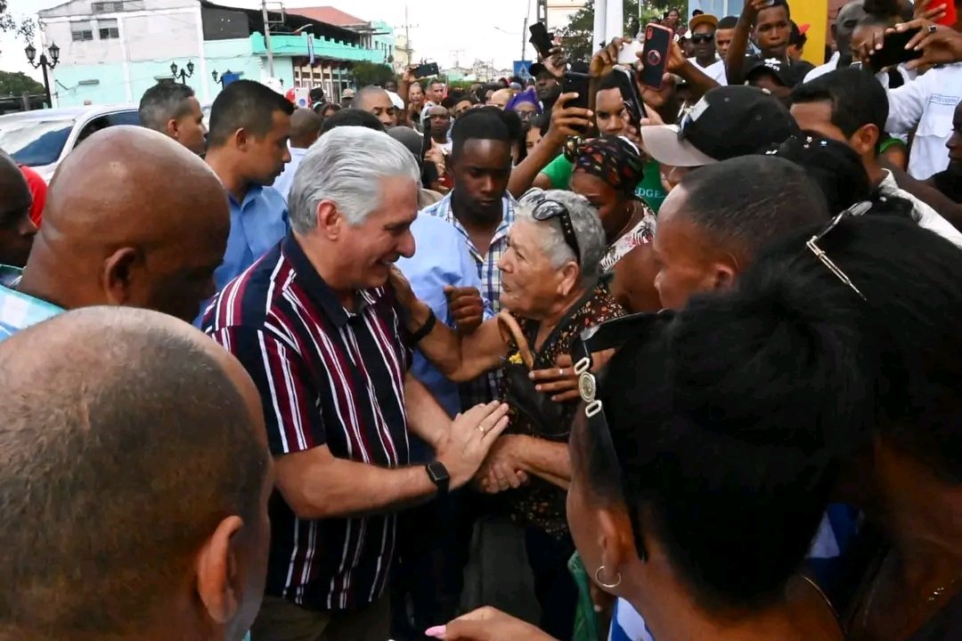 Las manos se entrelazan con la multitud del pueblo, fotos, videos, todos quieren ver al Presidente @DiazCanelB, continua caminando así saludando a todos. Intercambio allí donde estan los problemas, explicando, conversando, el pueblo agradece #CubaEnPaz #CubaViveYTrabaja #Unidad