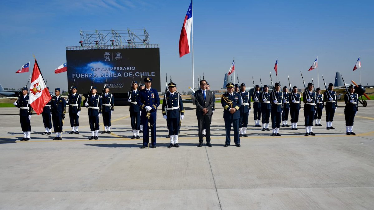 La Embajada del Perú saluda a la @FACh_Chile con ocasión de su XCIV aniversario de creación. Como muestra de amistad, el Perú se hizo presente en la ceremonia con una delegación de Cadetes de la Escuela de Oficiales de la Fuerza Aérea del Perú Capitán FAP José Quiñones @fapperu