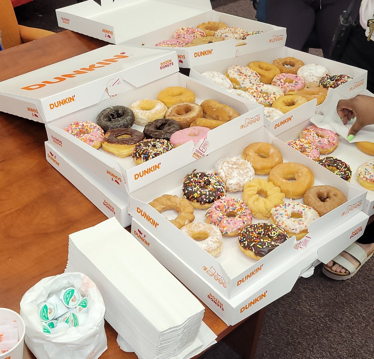 TTMS_APHenry's tweet photo. Yum! 😋 Donuts & coffee to start the morning at the Glen! 🍩 ☕️ #happySpringBreak 💙 https://t.co/gvcIx6ZHT6