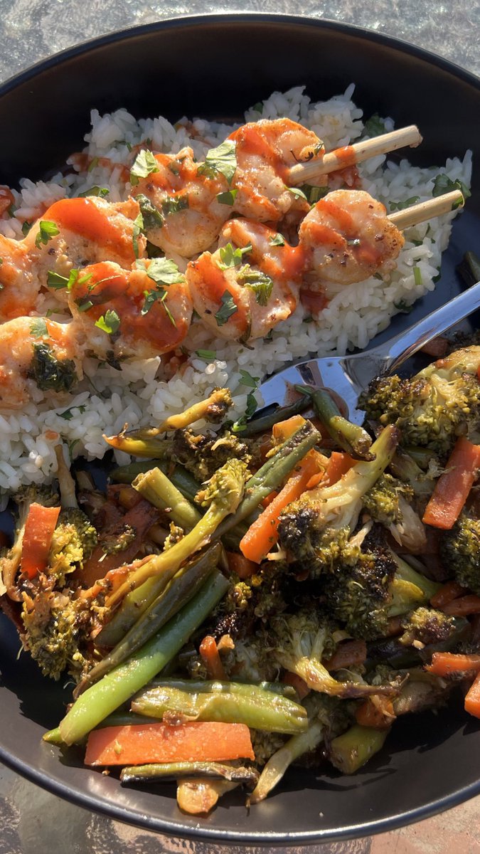 Post-workout grilled veggies with Cajun shrimp on a bed of cilantro-lime rice ◡̈ 🥦