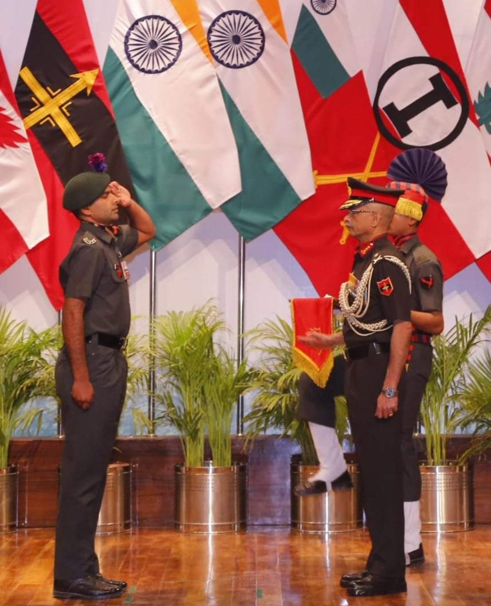 #FridayFeeling of emotional pride seeing the very smart left-handed salute of our brave young soldier receiving his Sena Medal

Right hand of Veer Yodha Sepoy Dhan Singh Gurjar of Rajput Regiment/ 44RR  is paralysed due to bullets after he fought to eliminate terrorists last