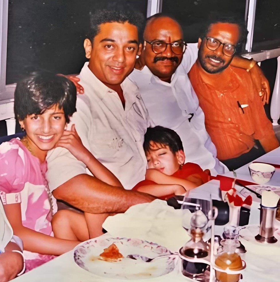 Vintage throwback picture during #Guna discussion times ❤️😍

#KamalHaasan
#ShrutiHaasan
#Aksharahassan
#Santhanabharathi
#Sabjohn