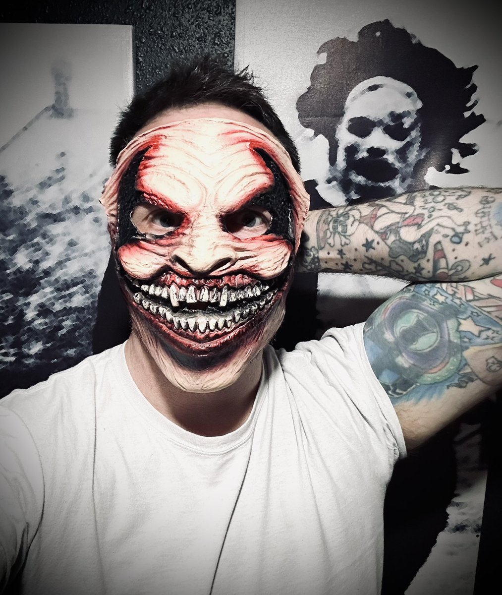 CharlieBdeaD's tweet photo. It’s never too early to start planning your Halloween costume. At least for me. 🤷‍♂️ Now I need to figure out how to fasten the straps. YOWIE WOWIE!.. #braywyatt #thefiend #WWE #Halloween https://t.co/Ul4HwFFo0A