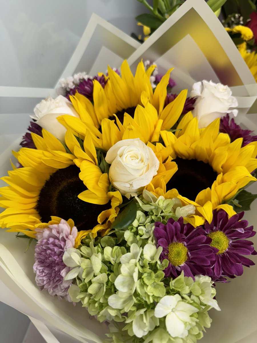 anngermanr's tweet photo. Ella sabía que pasaría, que llegaría con sus flores amarillas 💛 https://t.co/z2l8sGAZbq