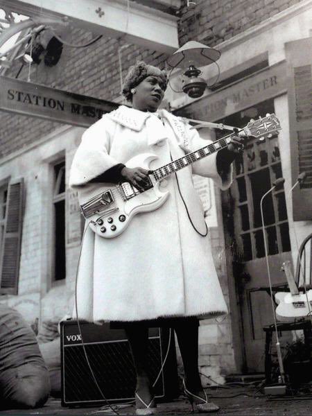 Sister Rosetta Tharpe playing her Gibson Les Paul Custom in England, 1964.