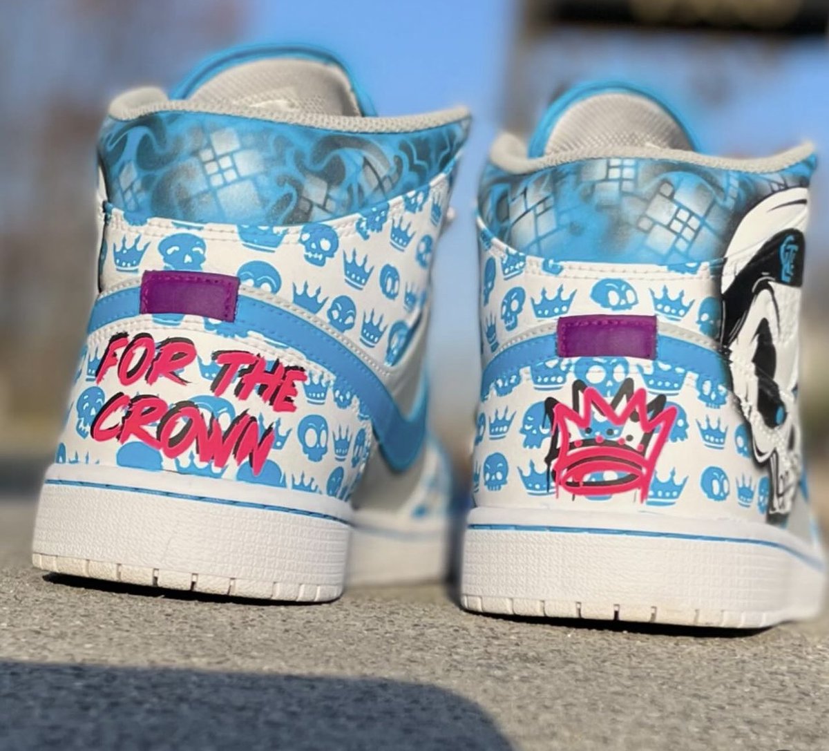 Get your game on with the custom Air Jordan 1 Highs, a nod to CLTFC. Each pair boasts a unique sugar skull in team colors. Exclusive and vibrant! 👟💀🏀🎨🔢

🎨 Soles Curated by: @jollyboycustoms

#AirJordan1 #CustomSneakers #SneakerHead #JordanLovers #SneakerArt #KicksoftheDay