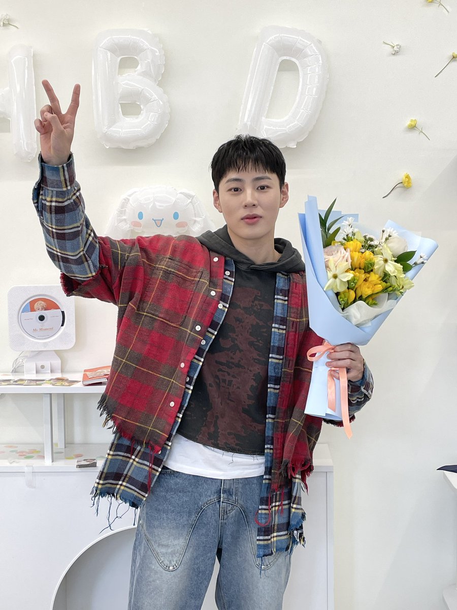 onyourside_flwr's tweet photo. 💛하성운님이 직접 방문해주셨어요💛

🤍아티스트 꽃다발 전달해드렸습니다
🤍생일축하합니다🥳🎉

#하성운
#찬란하게_빛날_성운이의꽃길
#성운이_생일파티_올사람_대답｡ https://t.co/pfkbOjDFY3