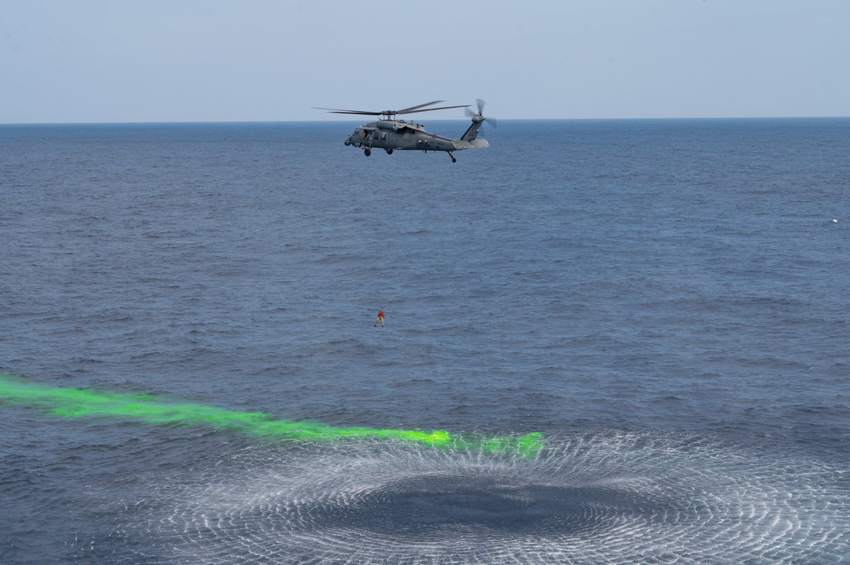 #嘉手納基地 第33救難中隊所属の #HH60G ペーブホークが、太平洋上空での合同捜索・救難訓練中に、米海兵隊のKC-130Jスーパー・ハーキュリーズから空中給油を受けました (3月13日)。