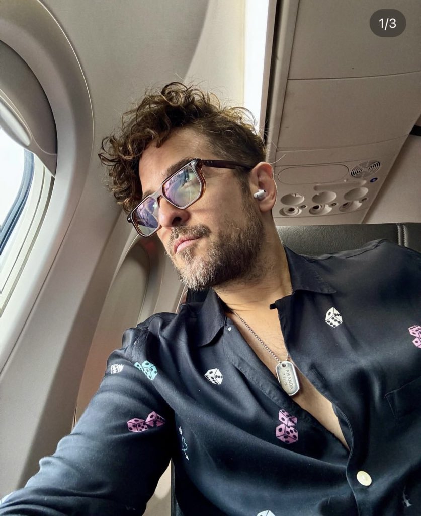 Karla: no puedes ir a México 
Tommy desde el avión que le pagó el club: