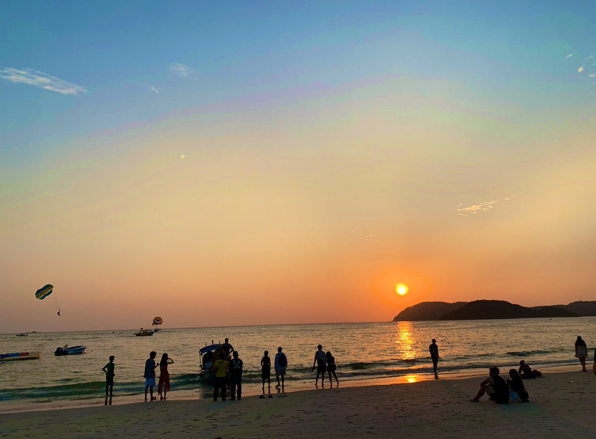 Last evening… I’m surrounded by people yet I’m lost by the sea without an anchor… #melancholic