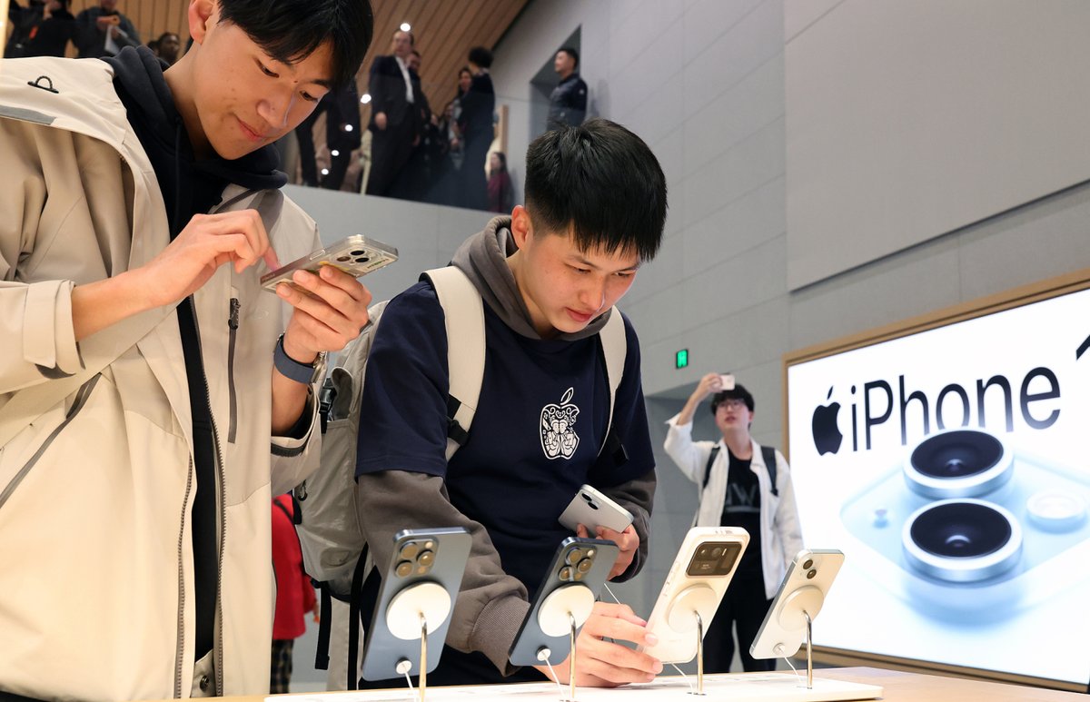 #NewsInPhoto #Apple CEO Tim Cook inaugurated the company's latest store in #Shanghai, drawing a crowd of enthusiastic customers, some of whom had lined up overnight.