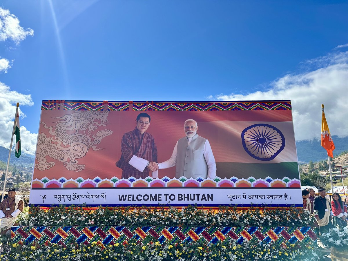 tsheringtobgay's tweet photo. भूटान में आपका स्वागत है, मेरे बड़े भाई। @narendramodi Ji https://t.co/Kjc87llncg