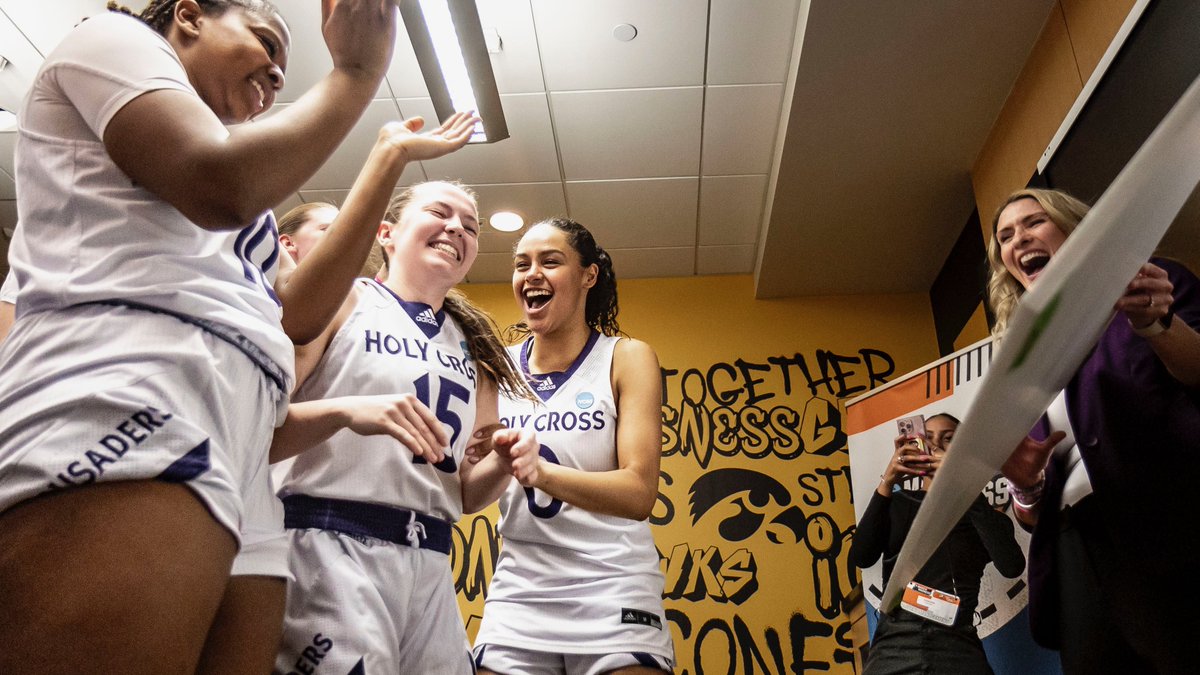 The Cross advances ✝️

📸 <a href="/OnBrannd/">Rev. Rob Branning</a> 

#GoCrossGo | #MarchMadness