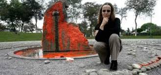 raquelpaloma's tweet photo. 🚨 URGENTE
Nuevo atentado contra El Ojo que Llora @MuniLima pide al @MinCulturaPe #DEMOLER el Memorial reconocido como Patrimonio Cultural de la Nación. 
Defensores de violadores a los DDHH, quienes años atrás pintaron de "naranja" el OQLL, quieren hoy su destrucción. 
#ALTO! https://t.co/rPAKkYMnya