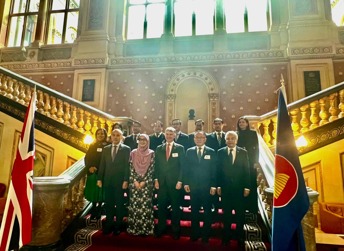 UKinMalaysia's tweet photo. Good to see @MalaysiaMFA Sec-Gen Dato’ Sri @amran_zin leading the 🇲🇾 delegation to #London for the @ASEAN-#UK Senior Officials' Meeting this week.
🇬🇧 and #ASEAN discussed the UK's progress as a #DialoguePartner and how we could all cooperate further on our shared goals. https://t.co/fWRR8AOTxP