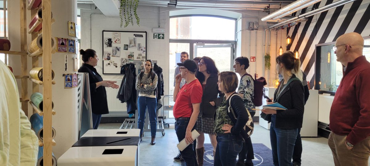 DareicV's tweet photo. #ErasmusPlus
Le numérique éducatif, thématique forte de la mobilité de 13 cadres de l'@acversailles à Bruges, déclinée lors de visites en établissements et d'échanges entre pairs : usage du numérique en classe, innovation pédagogique, soutien aux établissements, e-gaming... https://t.co/Ftx0DHD3yh