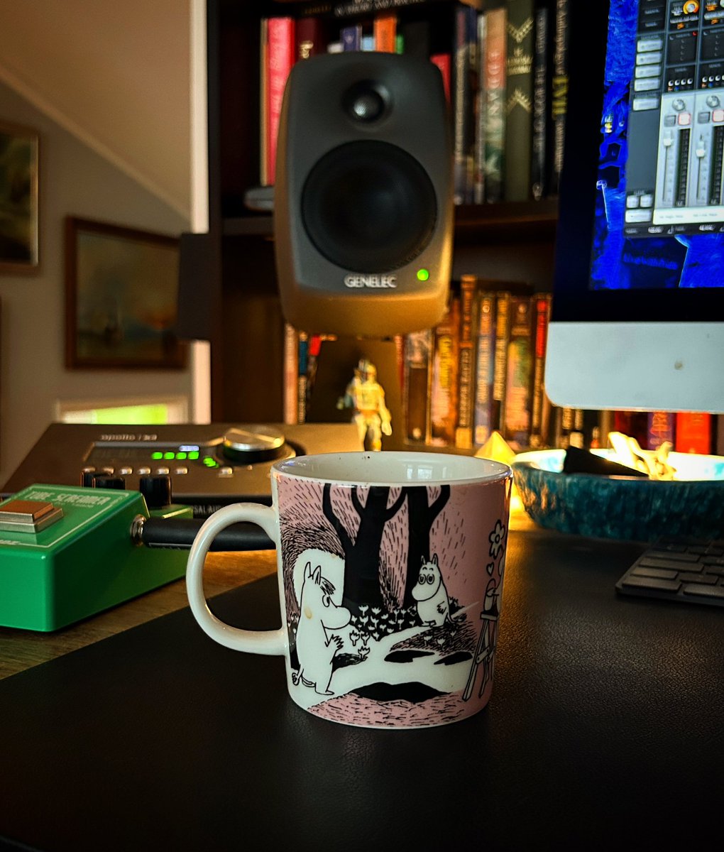 Oh yeah, got that li’l extra #love in the #morning a day like this. ✌️ #RecordingGuitars #ExpressYourselfWithAMoominMug #moomin #moominmug #mumin #muminmugg #moomi #muumimuki #moominarabia #morningcoffee #ibaneztubescreamer #ts808  #jmp2203 #softube #apollox4 #genelec8020