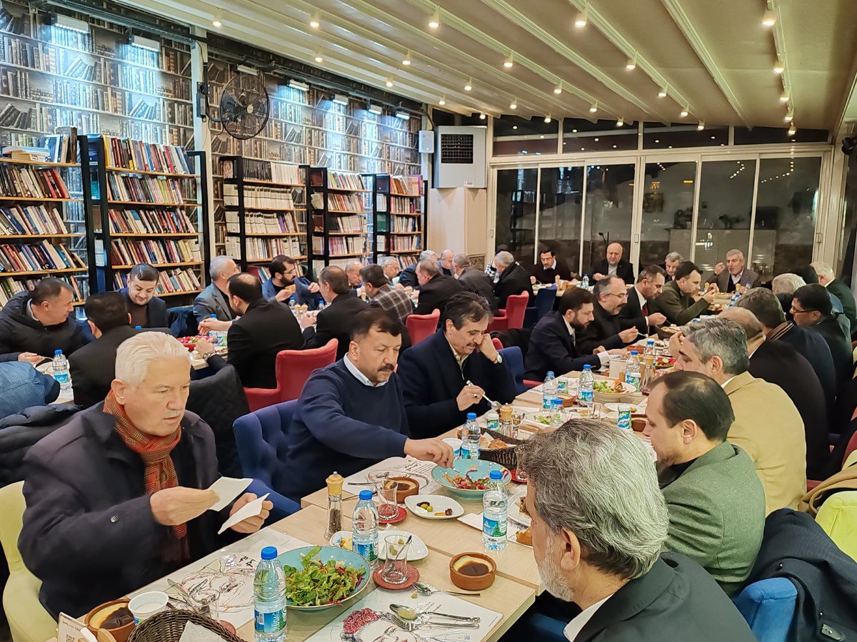 Yeni Dünya Vakfı Ankara Şube'nin 2012 yılı kuruluşundan bu güne kadar yönetiminde, komisyon başkanlıklarında görev alan Vakıf dostları ile iftarda buluştuk, hasret giderdik, hasbihal ettik.