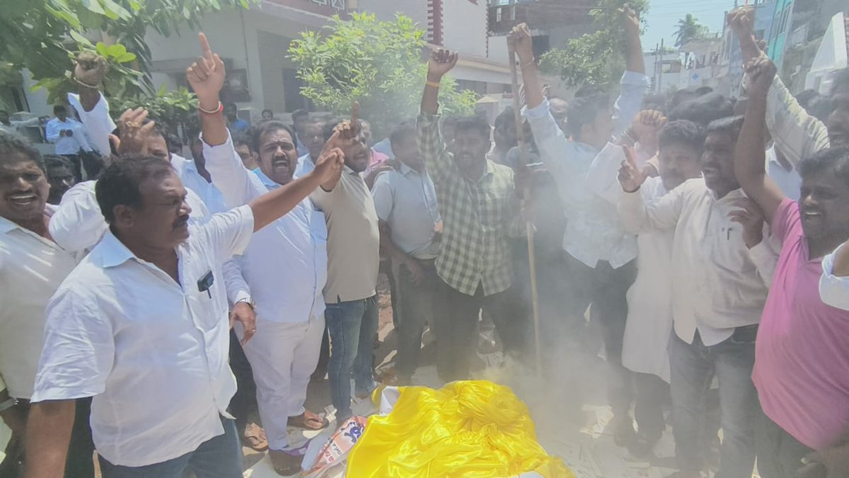 JaganannaCNCTS's tweet image. మొన్న పిఠాపురం.. 
నేడు శ్రీకాకుళం..

ఇదీ మీ కూటమి పరిస్థితి ! @JaiTDP 🤭😂

#EndOfTDP #TeluguDrugsParty 
#TDPJSPCollapse #YSRCPWinning