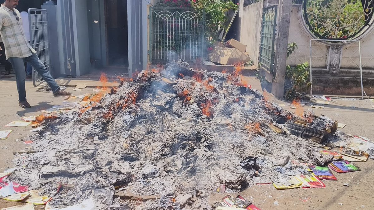 JaganannaCNCTS's tweet image. మొన్న పిఠాపురం.. 
నేడు శ్రీకాకుళం..

ఇదీ మీ కూటమి పరిస్థితి ! @JaiTDP 🤭😂

#EndOfTDP #TeluguDrugsParty 
#TDPJSPCollapse #YSRCPWinning