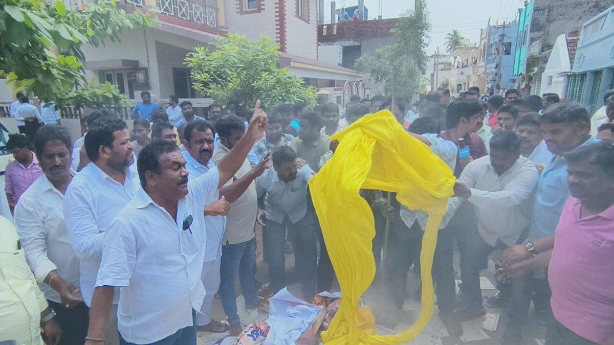 JaganannaCNCTS's tweet image. మొన్న పిఠాపురం.. 
నేడు శ్రీకాకుళం..

ఇదీ మీ కూటమి పరిస్థితి ! @JaiTDP 🤭😂

#EndOfTDP #TeluguDrugsParty 
#TDPJSPCollapse #YSRCPWinning