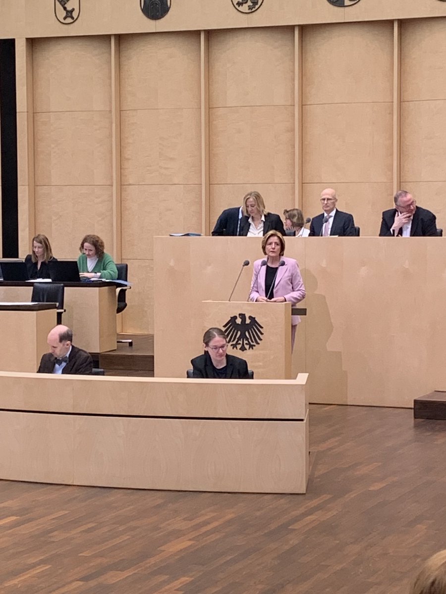 „Im <a href="/bundesrat/">Bundesrat</a> zeigt sich heute, wer in 🇩🇪was bewegen will und wer unser Land blockiert. Wer gegen das #Wachstumschancengesetz stimmt, schadet #Deutschlad. Die wichtigen Impulse sind zu wichtig, um sie aus parteitaktischen Gründen zu blockieren.“ Klare Worte von MP Malu # Dreyer.