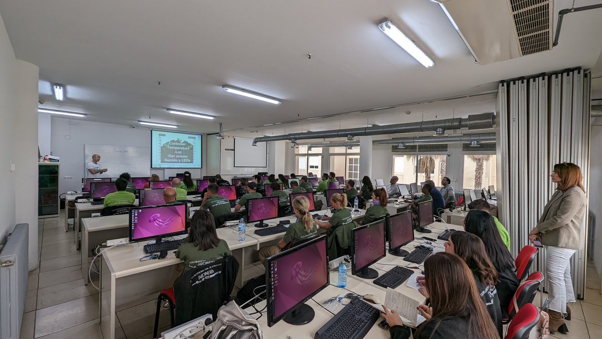 mlinaje's tweet image. Lleno absoluto en el #ArduinoWeek en Cáceres @smartopenlab @EPCC_Unex @EstudiantesEPCC