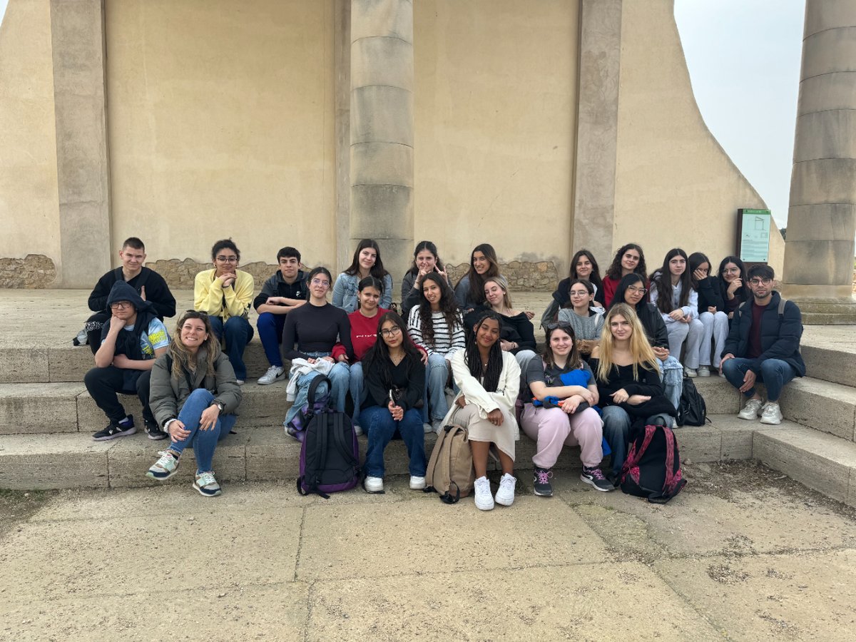 Ahir l'alumnat de 4t d'ESO, 1r i 2n de Batxillerat, de l'itinerari humanístic, va gaudir d'una visita al jaciment arqueològic d'Empúries, un enclavament natural clau per a grecs i romans. 

#insmontserratroig #Batxillerat #4tESO #MACempúries