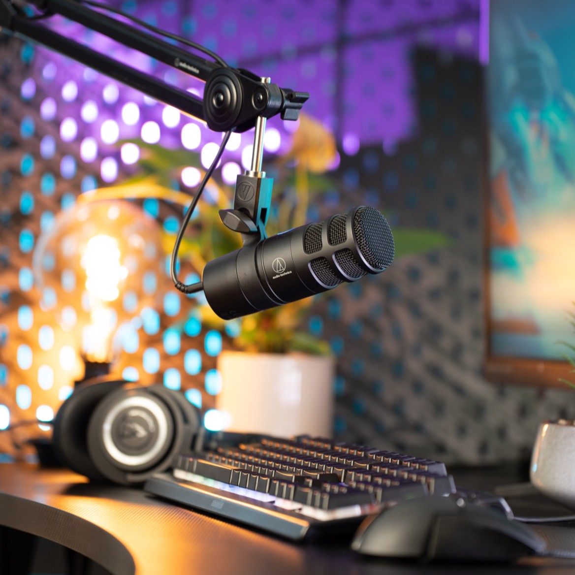 Upgrade your podcast setup with this versatile USB microphone 🎙️ Learn more about AT2040USB: bit.ly/3scnU1T