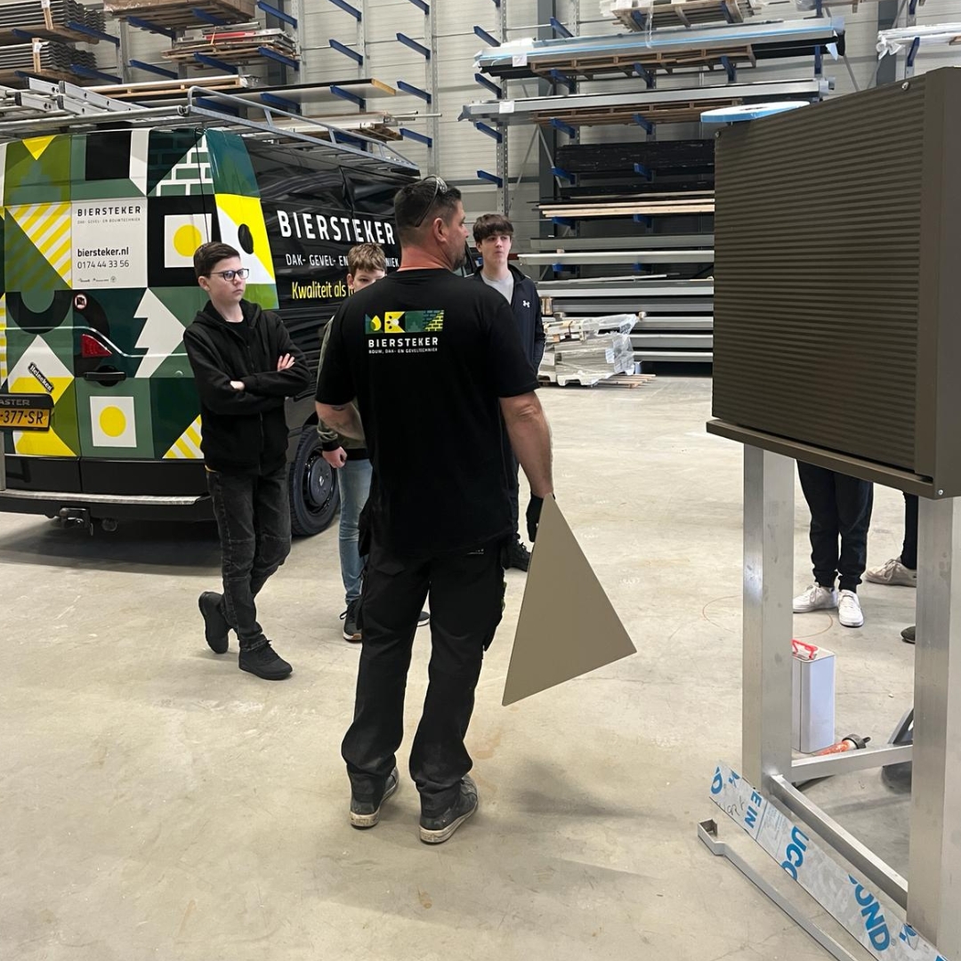 18 Leerlingen die met ons een match hadden gemaakt tijdens Westland On Stage hebben gisteren tijdens de Doe Dag een rondleiding gekregen.