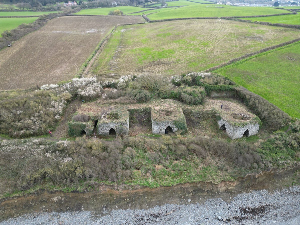 Mae’r llystyfiant o gwmpas odynau calch Aberstrincell ger Llanrhystud, Ceredigion wedi’i dorri’n ôl ac mae nodweddion a manylion hyfryd wedi dod i’r golwg. @RCAHMWales wedi bod yn eu harolygu i greu cofnod digidol newydd @RC_Archive #sganiolaser #cerbydawyrdigriw #arolygu