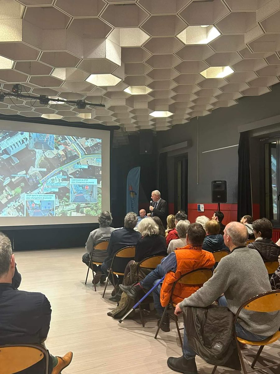 👥💬 RÉUNION PUBLIQUE

Hier soir, la Ville a organisé une réunion publique à destination des habitant(e)s du centre ancien.
▶️ revenir sur les aménagements récents et futurs de la commune 
▶️ discuter des stratégies de circulation dans le secteur
Merci aux participants !