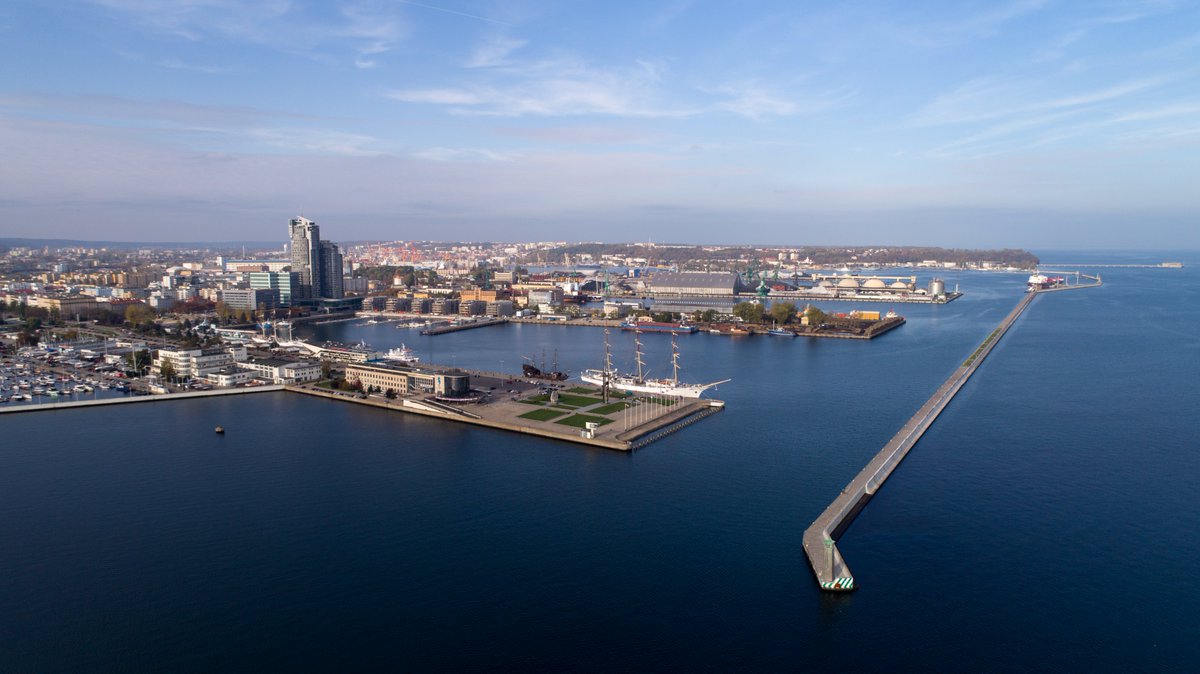 🔵Port Gdynia zapowiada ambitne plany związane z rozbudową infrastruktury portowej (budowa Portu Zewnętrznego). To strategiczne przedsięwzięcie wiąże się z szeregiem inwestycji, m. in. z budową nowych falochrony osłonowe.
Więcej: tiny.pl/dt7b1
#wporcie #portgdynia