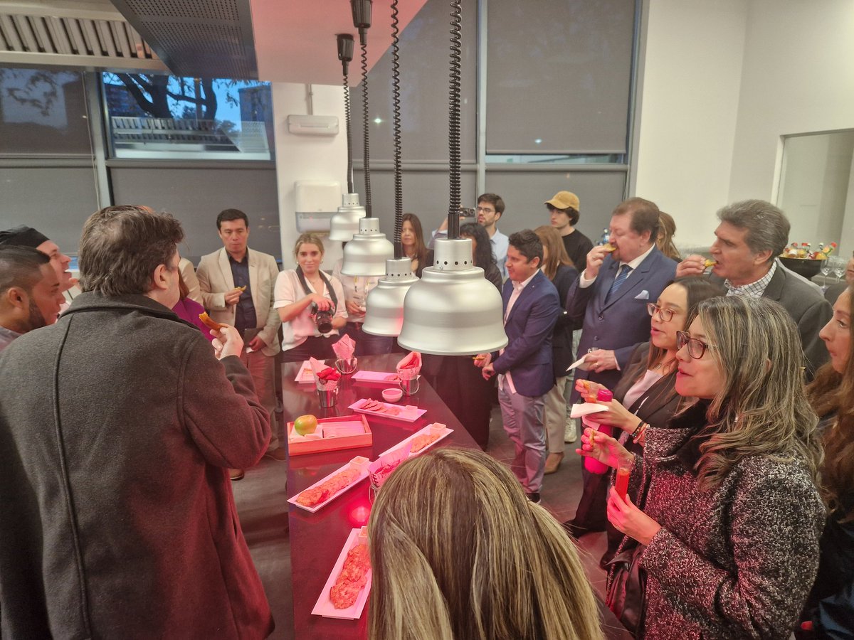 CECUbarcelona's tweet photo. Muestra gastronómica en Alimentaria Barcelona 2024 destacó productos ecuatorianos. Con la participación de chefs 🇪🇨 como Alex Clavijo y Miguel Ángel Méndez Jr, el evento impulsó la cultura culinaria ecuatoriana. #AlimentariaBarcelona #ProductosEcuatorianos #DesarrolloComercial https://t.co/ajn99Kzbeo
