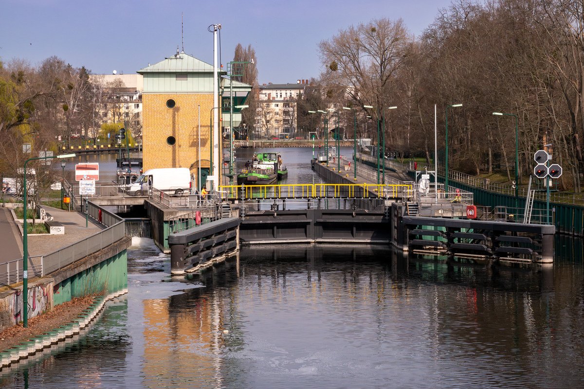 Am Weltwassertag erinnern wir uns daran, wie wichtig es ist, unsere Wasserressourcen zu schützen und zu bewahren. Ein Gefühl für Wassermengen bekommt man mit Blick auf die Spandauer Schleusenkammer. Sie fasst ca. 3,12 Mio. Liter Wasser, was in etwa 15.600 Badewannen entspricht.