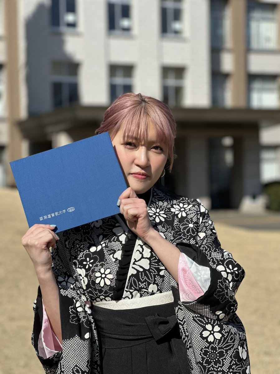 junnarockyou's tweet photo. 本日、国際基督教大学を卒業しました🎓

4年間、大変なこともありましたが、家族、友人、関係者の皆さま、そして応援してくださった皆さまのおかげで、卒業することができました。

学生生活が終わる寂しさもありますが、これからも、音楽と存分に向き合って、最高の音楽を届け続けていきます！ https://t.co/878uSZ2ISL