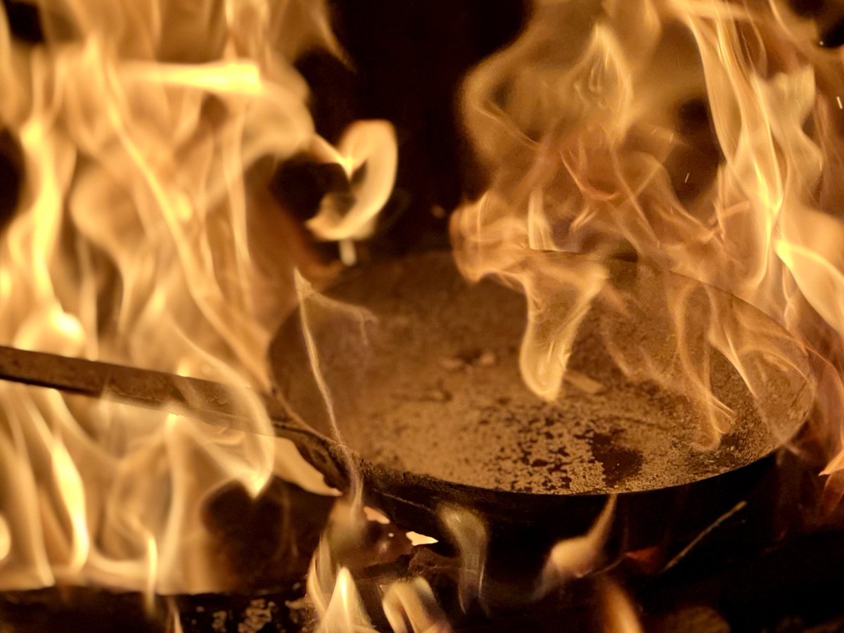 廃棄処分されたものも焼き直して使える鉄製フライパン。