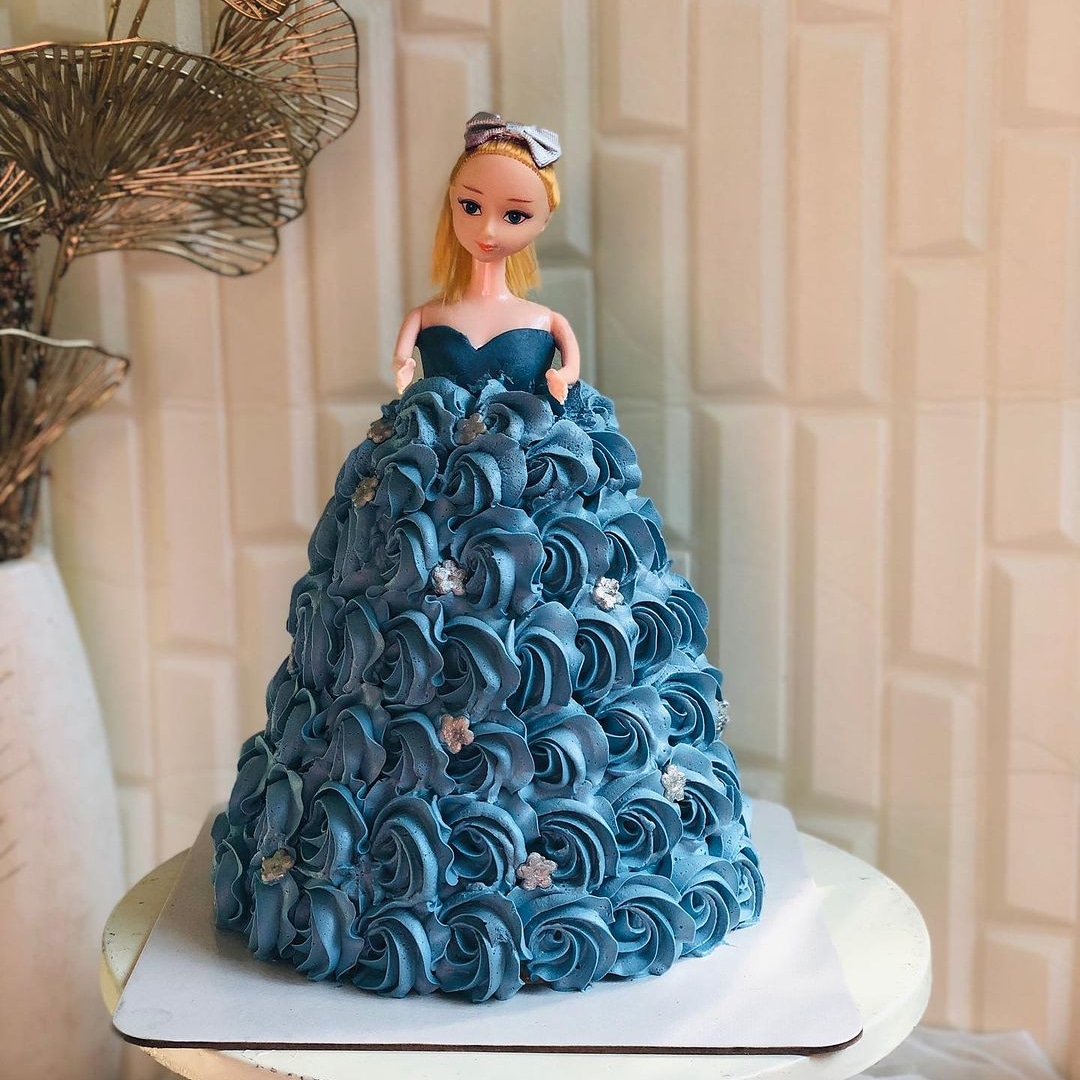 Buy Now Barbie doll cake !
The cake can be made from various flavors such as vanilla, chocolate, or red velvet, and it's often decorated with frosting, fondant, or edible decorations to create intricate details on the dress. 

Book Now 
@mygiftsy 

#BarbieCake #PrincessCake