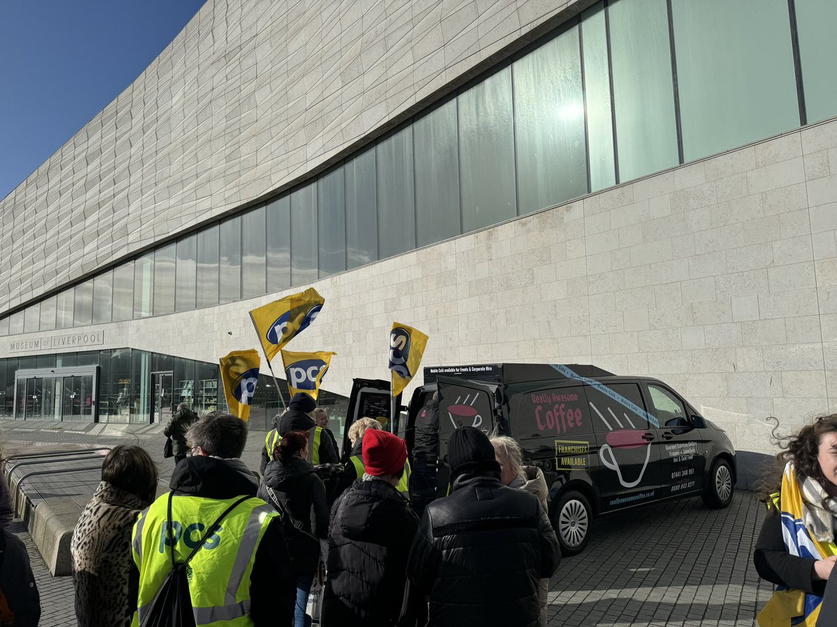 We’re back at National Museums Liverpool with @PCS_Northwest members bringing some picket line solidari-tea and coffee ☕️ Thanks to all those who have donated via @MegaphoneUK