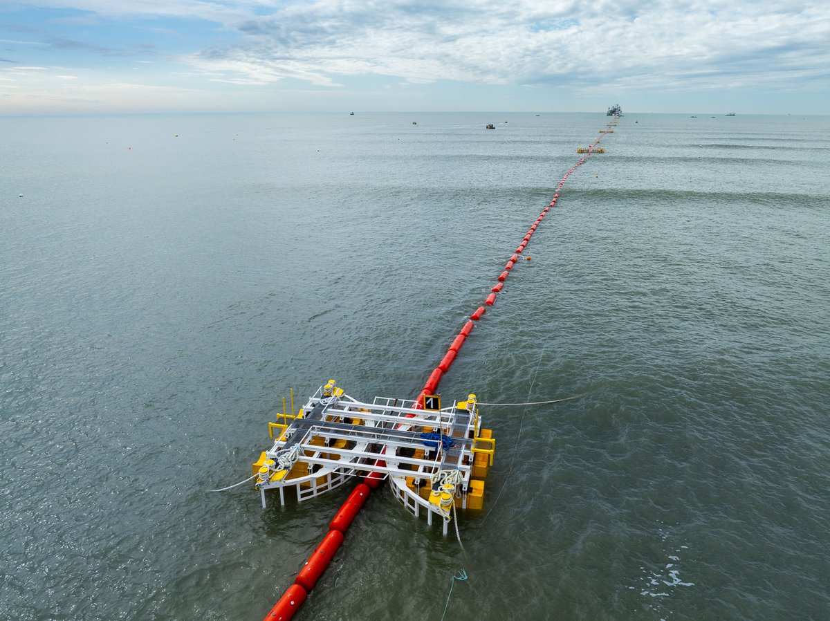 Un reportage drone branché ! Mercredi <a href="/RTE_ouest/">RTE Ouest</a> à démarré l'installation du premier câble électrique sous-marin pour le parc éolien Yeu-Noirmoutier. Bravo pour cette étape franchie avec succès, et merci à RTE pour sa confiance. <a href="/EoliennesMerYN/">EoliennesMerYN</a> #eolien #drone #vendee