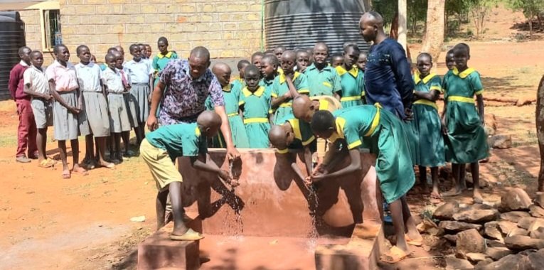 🌊 Happy #WorldWaterDay! FSK & @selfhelpafrica SHA, with EU support, are providing clean water & promoting hygiene at Marigut Primary School. Every child deserves a quality education, including access to water & sanitation. Let's ensure a brighter future for all! 💧 #SDG6