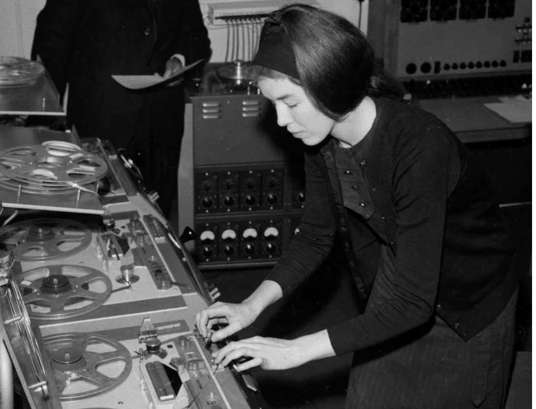 Celebrating the musical pioneer Delia Derbyshire 🎶 During the 1960s, Delia worked in the @BBC Radiophonic Workshop. It was here that she created her famous arrangement of the @BBCDoctorWho theme tune. Find out more this #WomensHistoryMonth 👉 heritagefund.org.uk/stories/ten-st…