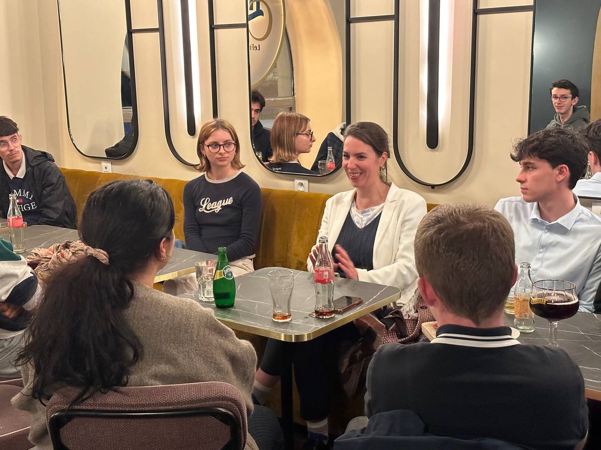 Merci aux jeunes des <a href="/EngagesNantes/">Les Engagés Nantes</a> pour les échanges curieux et attentifs. Heureuse de voir que vous vous emparez des questions climatiques ! 🌍