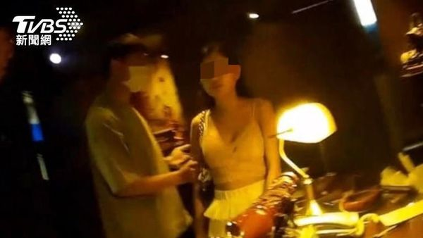 chih_y's tweet photo. 高雄美容館暗藏春色！長髮妹接客做整套 極樂價碼曝光 男客則以每次3,100元為代價從事全套性交易，而黃男從中獲取1,800元媒介費。 https://t.co/TLS9iwDGfJ